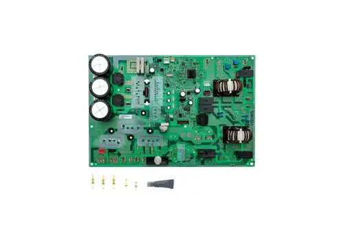 Grüne elektronischen Platine von Brötje mit verschiedenen Bauteilen, darunter Kondensatoren und Spulen, für eine Split-Klima- oder Heizungsanlage.