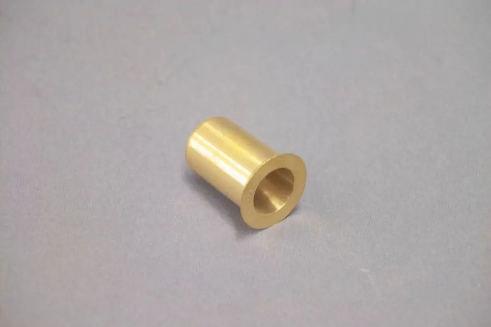 Brötje Düse aus Aluminium, röhrenförmig mit einem Öffnungslöchern an einem Ende. Die Oberfläche ist glänzend und die Form ist zylindrisch.