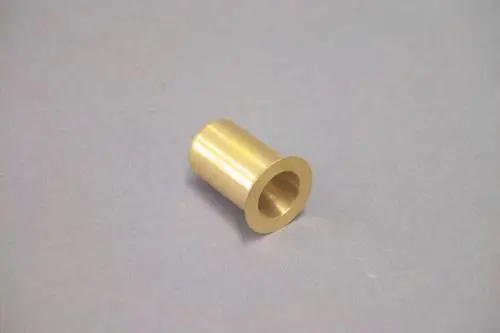 Brötje Düse aus Aluminium, röhrenförmig mit einem Öffnungslöchern an einem Ende. Die Oberfläche ist glänzend und die Form ist zylindrisch.