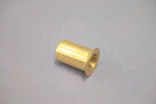 Brötje Düse in zylindrischer Form aus Metall, mit einem breiten Rand an einem Ende und einem hohlen Kern, auf grauem Hintergrund.