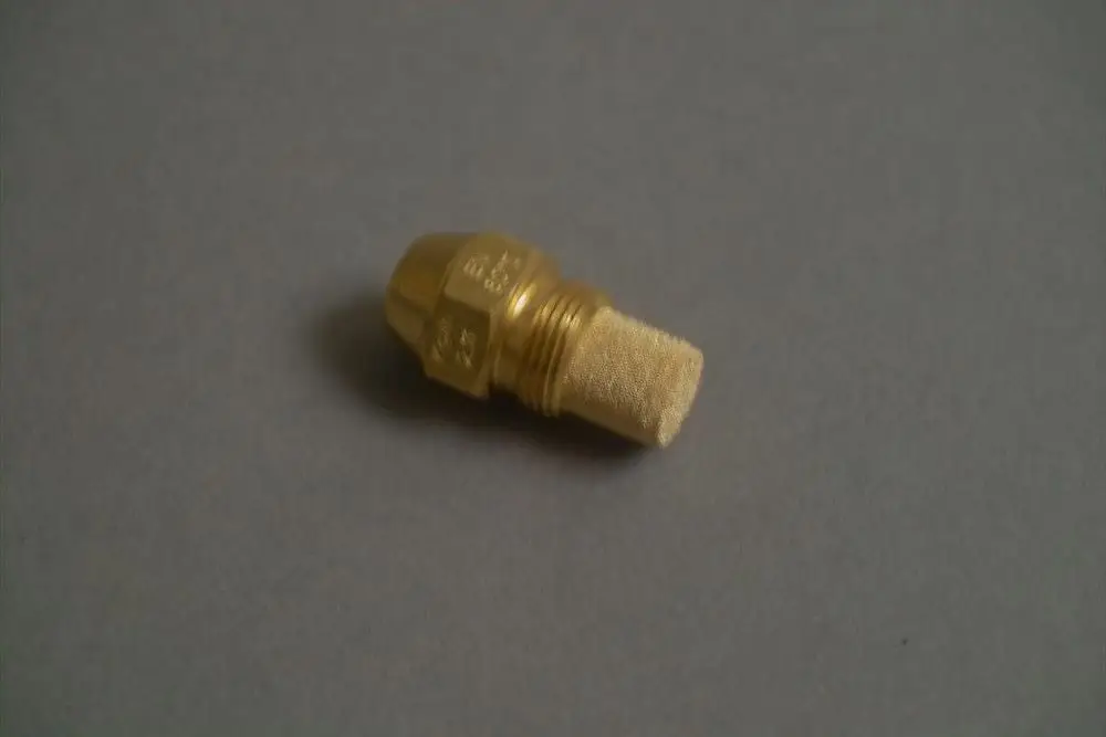 Goldfarbener Metalladapter mit feiner Maske, typischer Anwendungsbereich in Heizungssystemen. Brötje-Produkten zugeordnet, vermutlich zur Steuerung von Wasser- und Heizkreisläufen.