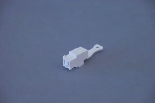 Weiße Kunststoffbuchse mit einer Halterung, möglicherweise Teil einer elektrischen Verbindung, von der Marke Brötje.