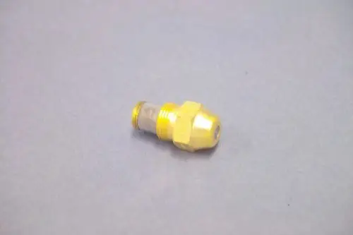Brötje Düse in gelber Metallausführung, spitz zulaufend mit einem Gewindeanschluss. Die Düse hat einen Siebfilter und ist für spezifische Heizsysteme konzipiert.