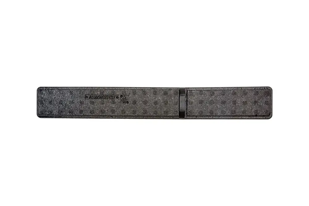 Brötje EPP-Ventilatordeckel in schwarzer Ausführung mit glatter und strukturierter Oberfläche, mittig geteilt zur Öffnung. Ideal zur Abdeckung von Ventilatoröffnungen.