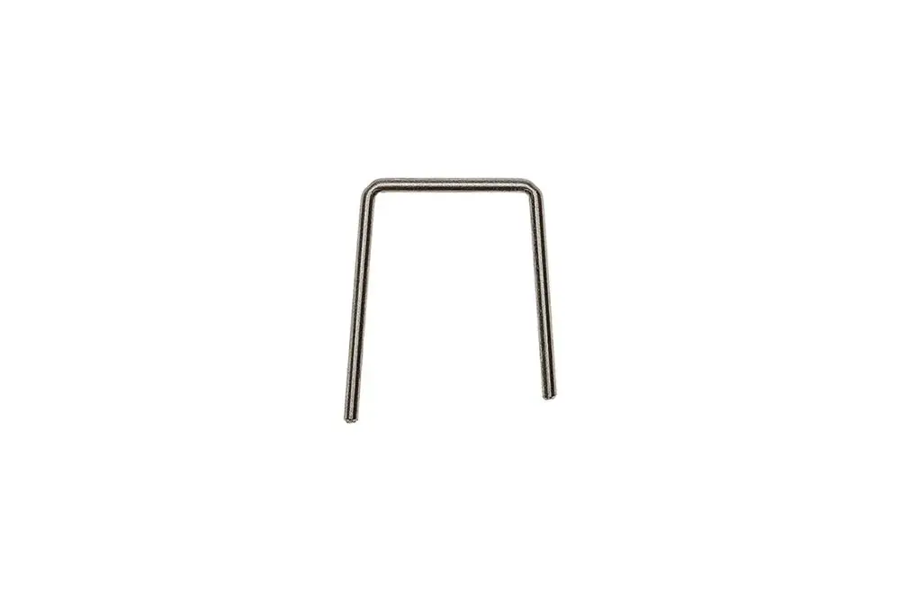 Brötje Klammer in U-Form, aus Metall gefertigt, mit zwei senkrechten Beinen und einer Querstrebe oben. Ideal zur Befestigung in verschiedenen Anwendungen.