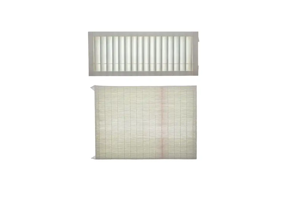 Zwei Filter mit hellen, gestreiften Oberflächen, die für Brötje Geräte geeignet sind. Der obere Filter hat vertikale Lamellen, der untere ist rechteckig mit einer gitterartigen Struktur.