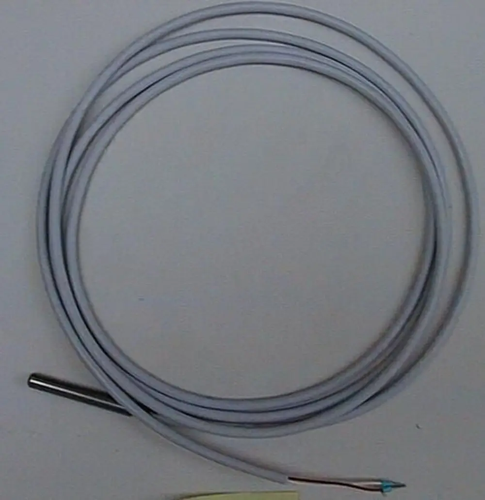 Temperaturfühler mit einem runden Kabel, einer Metallspitze und einer farbigen Kennzeichnung, hergestellt von Brötje. Der Fühler ist für Temperaturmessungen vorgesehen.
