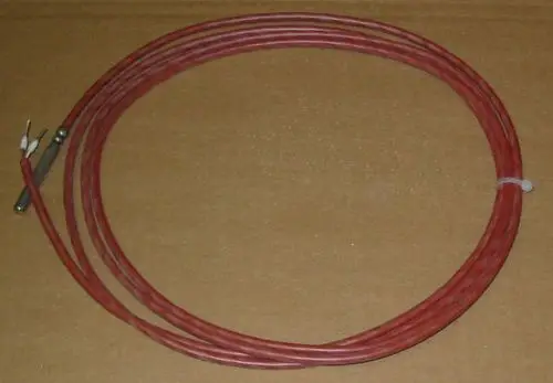 Brötje Sensor mit rotem Kabel, mehrere Drähte mit Anschlussklemmen und einem metallischen Teil. Verwendung möglicherweise für Temperaturmessungen in Heizsystemen.