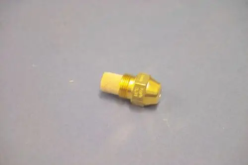 Brötje Düse aus Messing mit einem schrägen Ende und einem zylindrischen Körper, ausgestattet mit einem Filteraufsatz.