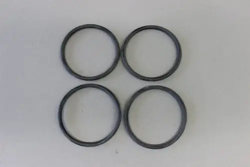 Vier schwarze O-Ringe, angeordnet in zwei Reihen, auf einer hellen Oberfläche. Sie scheinen für technische Anwendungen, möglicherweise von der Marke Brötje, geeignet zu sein.