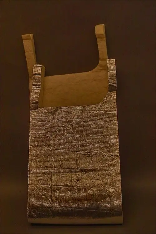 Brötje-Isolationsmatte mit silberner Oberfläche, in Form einer aufrechten Tasche mit zwei Griffen. Eignet sich zur Dämmung von Kesselkörpern.