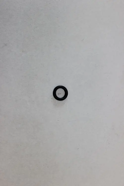 Schwarzer O-Ring auf grauem Untergrund, möglicherweise für technische Anwendungen, hergestellt von Brötje.