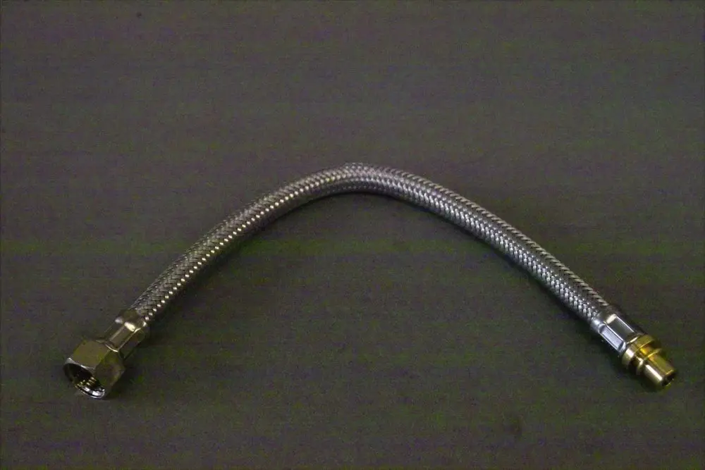 Flexibler Schlauch mit Metallgeflecht und zwei verschiedenen Anschlussstücken, verwendet für Heizungsinstallationen, z.B. Brötje Produkte.