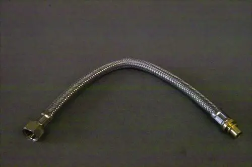 Flexibler Schlauch mit Metallgeflecht und zwei verschiedenen Anschlussstücken, verwendet für Heizungsinstallationen, z.B. Brötje Produkte.