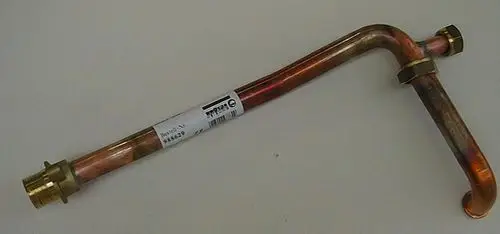 Kupferne Verbindung mit einem gebogenen Rohr und zwei Gewindeanschlüssen, hergestellt von Brötje, für Heizungsanwendungen.