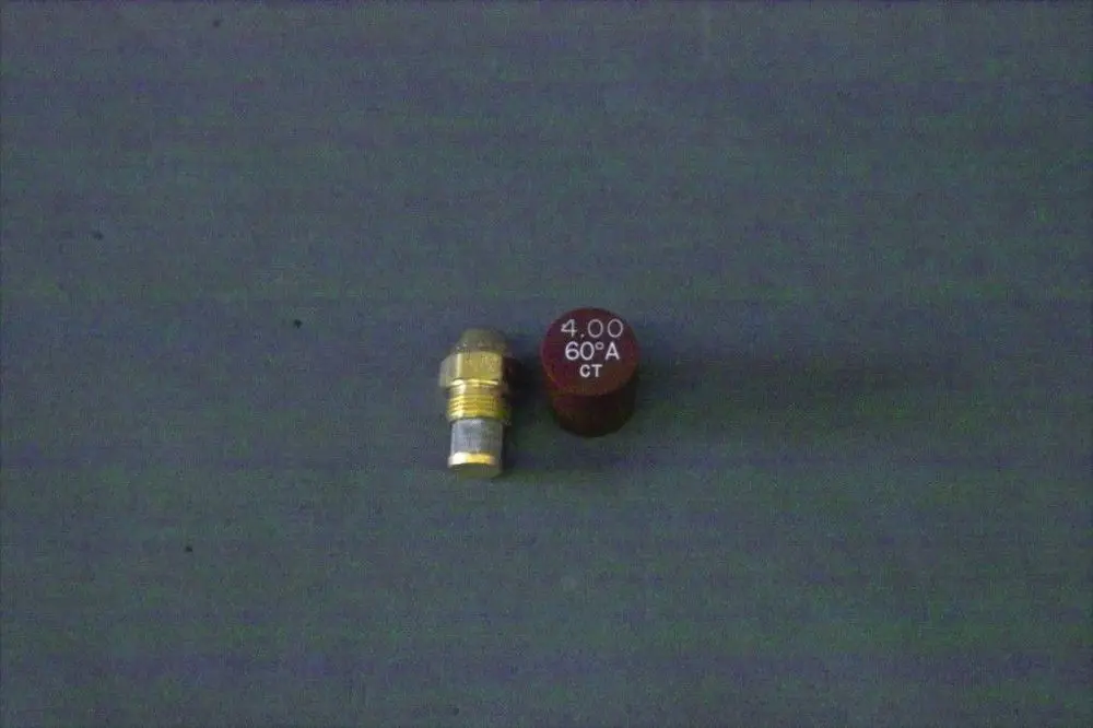 Brötje Düse in roter Farbe mit silberner Gewindeseite auf grauem Hintergrund, sichtbar mit der Beschriftung „4.00 60° A CT“.
