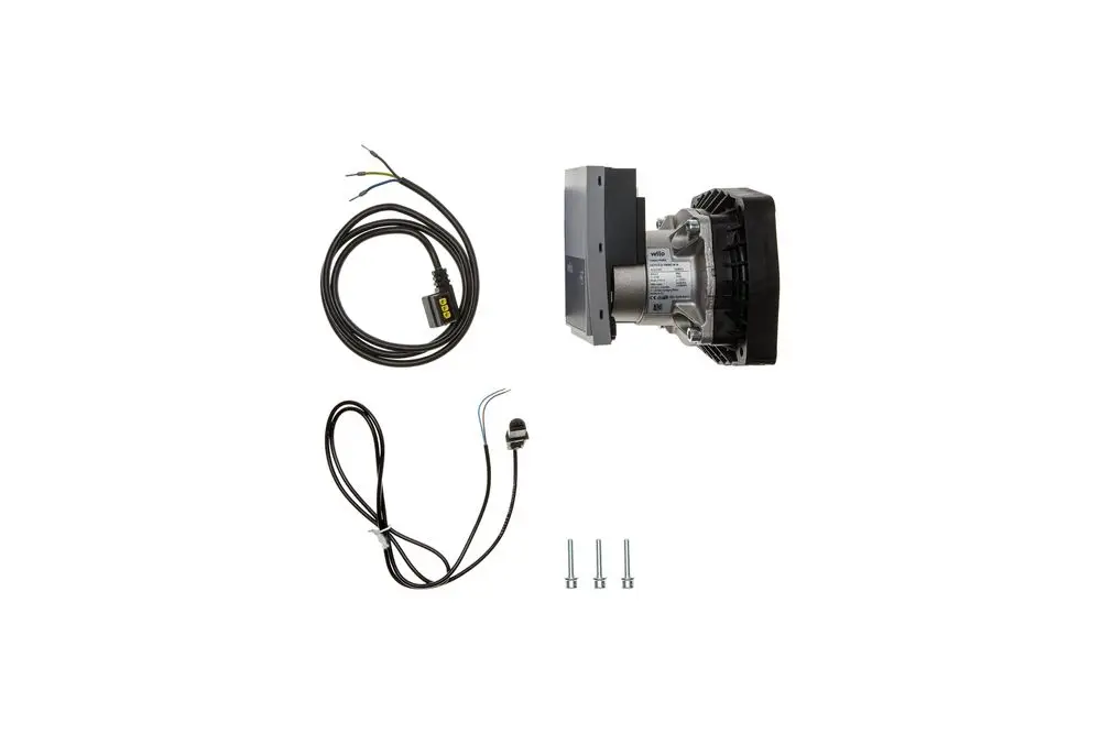 Brötje Pumpe mit Motor, Anschlusskabel und Sensor. Komponenten sind ordentlich angeordnet, darunter Schrauben für die Montage.