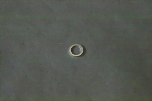 Brötje-Dichtung aus Metall, kleiner ringförmiger Artikel auf grauem Untergrund.