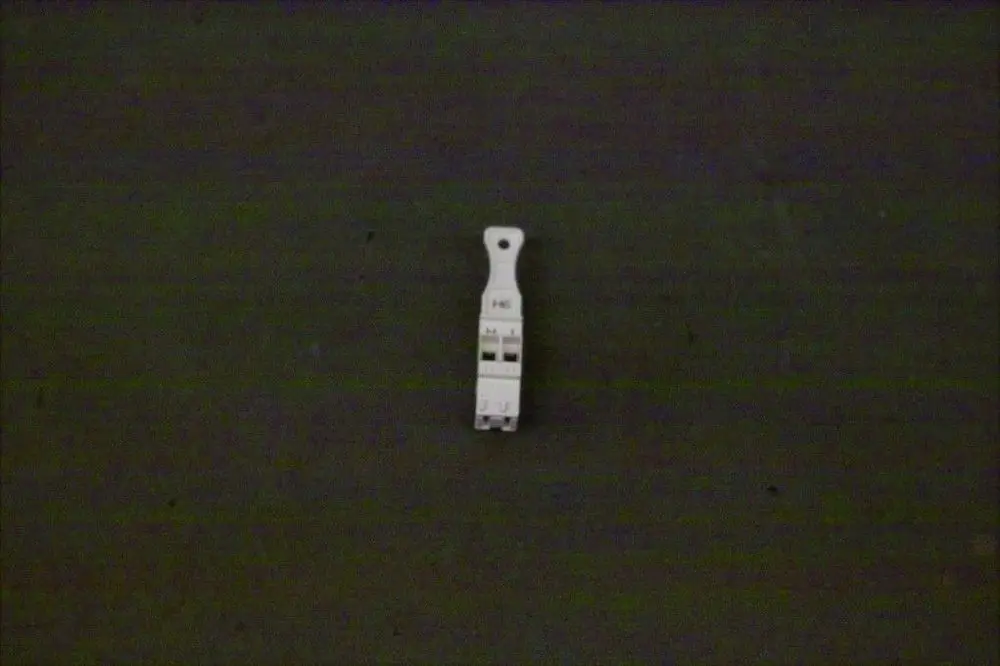 Stecker in weißer Ausführung, von Brötje, mit zwei Polen und Rastmechanismus, auf grauem Hintergrund positioniert.