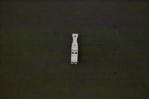 Stecker in weißer Ausführung, von Brötje, mit zwei Polen und Rastmechanismus, auf grauem Hintergrund positioniert.