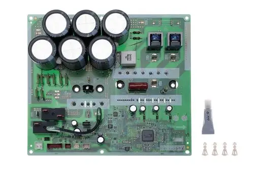 Grüne Leiterplatte mit verschiedenen elektronischen Bauteilen, darunter Kondensatoren und Dioden, zur Verwendung in Brötje Heizsystemen. Spachtel und Montageschnellverbindungen sind daneben.