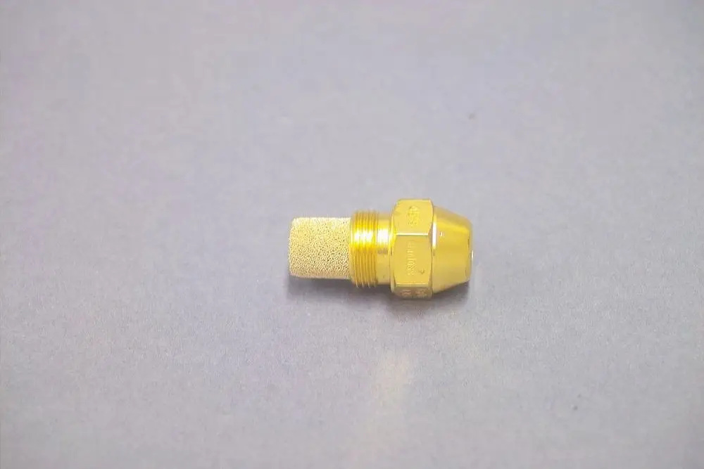 Brötje Düse mit gelber Metalloberfläche, zylindrischer Form und einem perforierten Ende. Sie ist für Anwendungen in Heizsystemen konzipiert.
