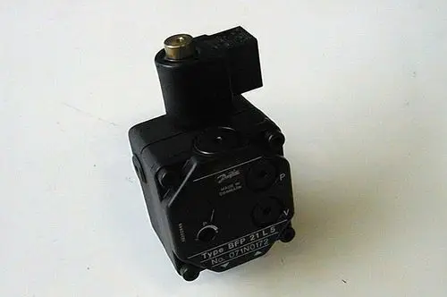 Ölpumpe von Brötje, kompakte Bauform mit elektrischer Ansteuerung. Anschlüsse für Zu- und Ablauf sind deutlich sichtbar.