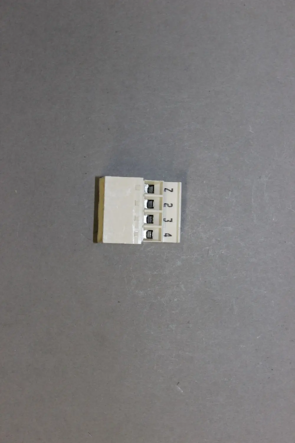 Brötje Stecker mit vier Anschlussklemmen und nummerierten Positionen Z, 2, 3, 4 auf einem hellen Hintergrund.