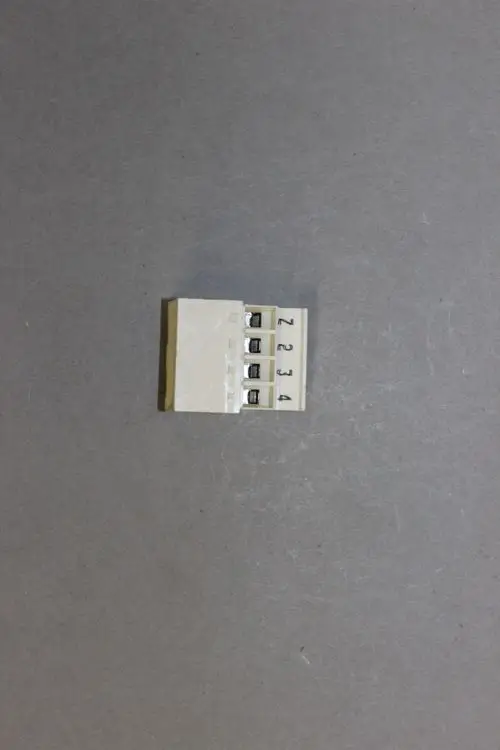 Brötje Stecker mit vier Anschlussklemmen und nummerierten Positionen Z, 2, 3, 4 auf einem hellen Hintergrund.