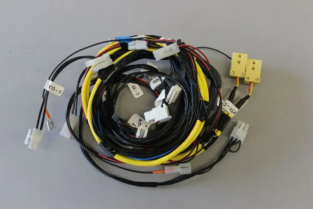 Kabelbaum mit verschiedenen Kabeln und Steckverbindern, beschriftet mit Codes, typischerweise verwendet für 24 V Systeme von Brötje.