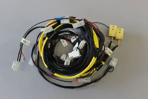 Kabelbaum mit verschiedenen Kabeln und Steckverbindern, beschriftet mit Codes, typischerweise verwendet für 24 V Systeme von Brötje.