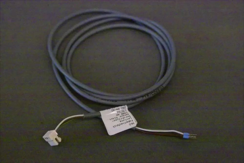 Brötje Sensorleitung für Wärmepumpen mit grauem Kabel und zwei Anschlussdrähten. Auf dem Kabel befindet sich ein Etikett mit technischen Informationen.