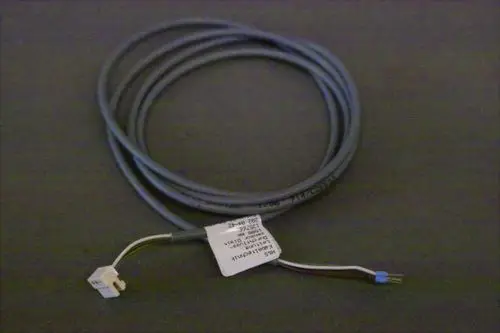 Brötje Sensorleitung für Wärmepumpen mit grauem Kabel und zwei Anschlussdrähten. Auf dem Kabel befindet sich ein Etikett mit technischen Informationen.