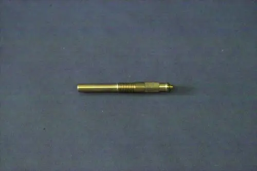 Brötje Messnippel in Metall, länglicher Körper mit Gewinde und einer Öffnung an der Spitze, auf grauem Hintergrund.