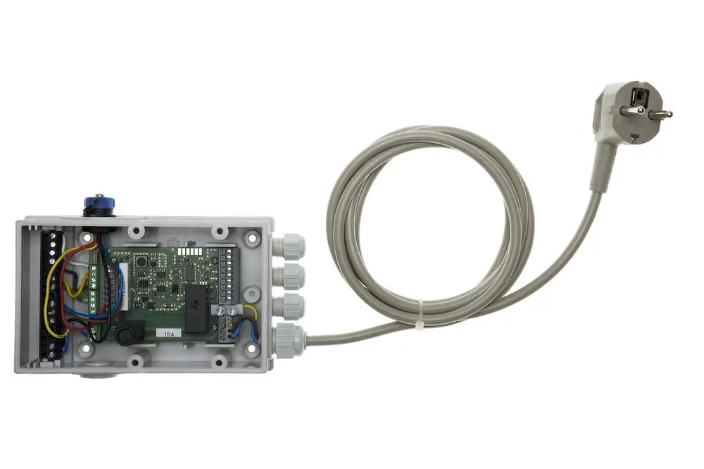 Brötje Steuerungseinheit in einem grauen Gehäuse, mit einem Kabel und Stecker. Innenansicht zeigt die Platine mit verschiedenen Anschlüssen und Kabeln.