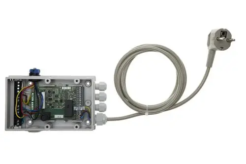Brötje Steuerungseinheit in einem grauen Gehäuse, mit einem Kabel und Stecker. Innenansicht zeigt die Platine mit verschiedenen Anschlüssen und Kabeln.