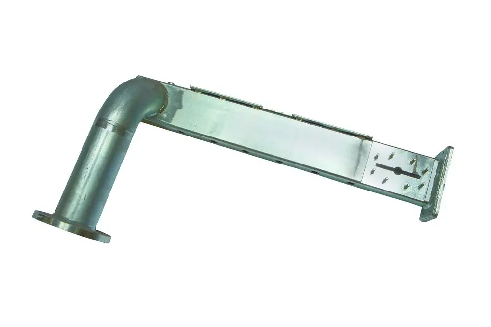 Helle Metallverteilungseinheit mit einem gebogenen Rohr und Befestigungslöchern, geeignet für Heizungsinstallationen von Brötje.