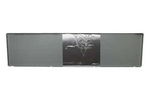 Brötje Verkleidungsseitenteil in grauer Farbe mit einer glänzenden Aluminiumoberfläche in der Mitte, rechte Frontansicht, für Heizgeräte.