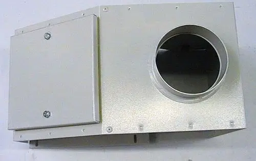 Brötje Strömungssicherung aus Metall mit runder Öffnung und seitlichem Zugang. Das Gehäuse ist lackiert und hat mehrere Schrauben zur Befestigung.