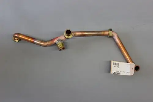 Vorlaufrohr aus Kupfer mit mehreren Anschlüssen, ebenfalls aus Metall, von der Marke Brötje. Das Rohr hat eine gebogene Form und eine etiketierte Kennzeichnung.