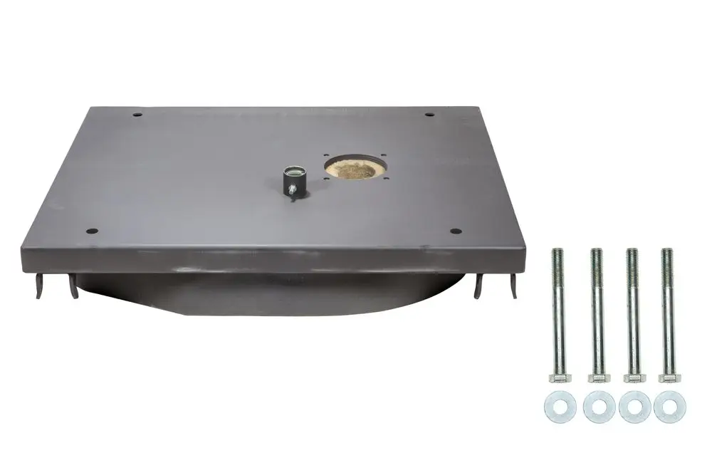 Brötje Kesseltür aus Metall mit einer flachen Oberfläche und einer Öffnung in der Mitte. Vier dazugehörige Schrauben mit Unterlegscheiben stehen daneben.
