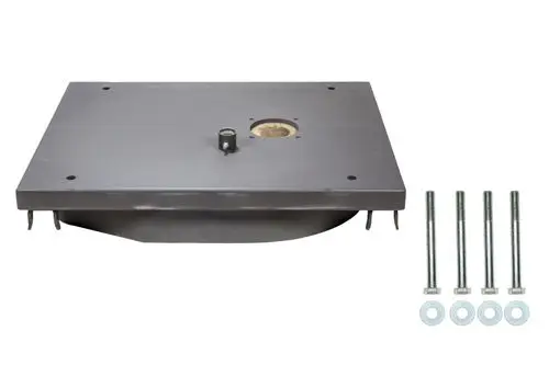 Brötje Kesseltür aus Metall mit einer flachen Oberfläche und einer Öffnung in der Mitte. Vier dazugehörige Schrauben mit Unterlegscheiben stehen daneben.