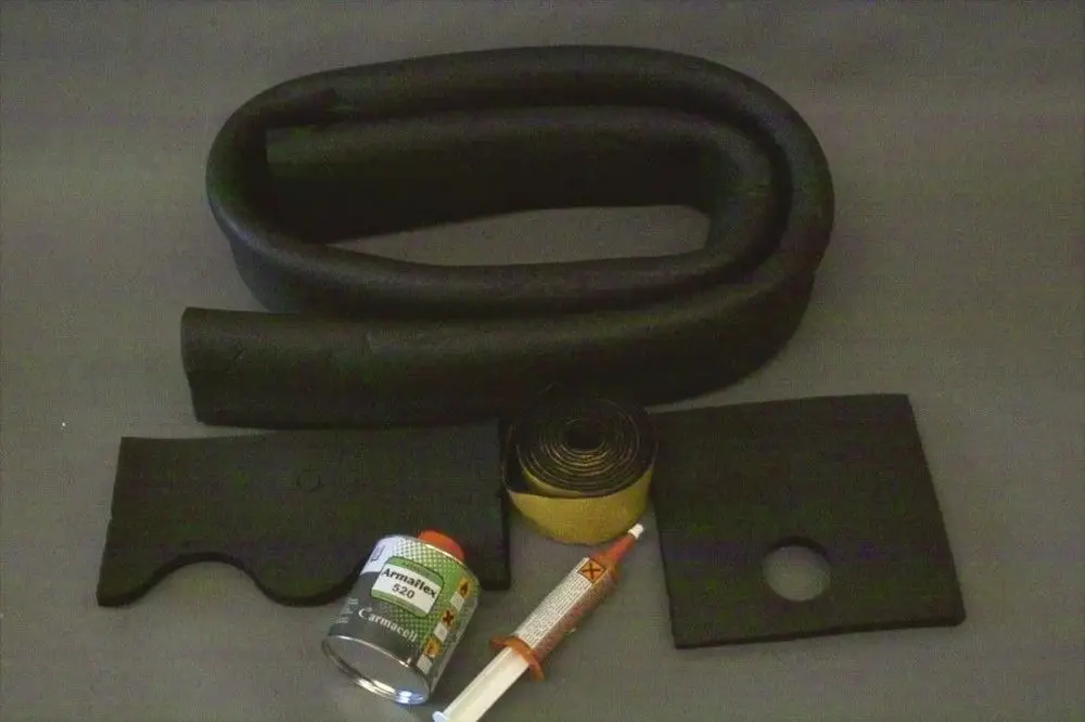 Reparaturset von Brötje mit verschiedenen schwarzen Dichtungen, einer Rolle Dichtband, Kleber und einem flachen Teil mit Loch für die Nutzung in Heizungsanlagen.