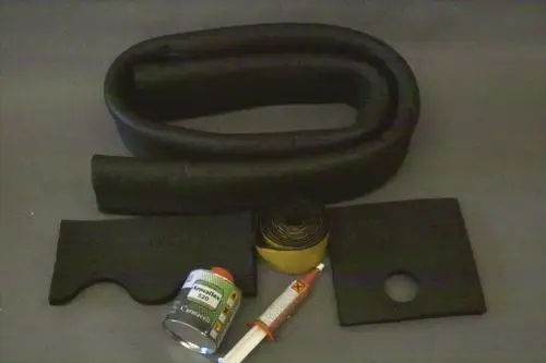 Reparaturset von Brötje mit verschiedenen schwarzen Dichtungen, einer Rolle Dichtband, Kleber und einem flachen Teil mit Loch für die Nutzung in Heizungsanlagen.