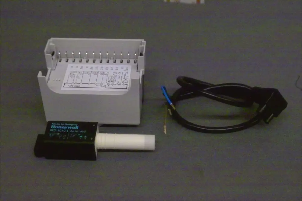 Set bestehend aus einem Steuergerät, Sensor und Verbindungskabel, geeignet für die Umrüstung von Feuerungsautomaten, hergestellt von Brötje.