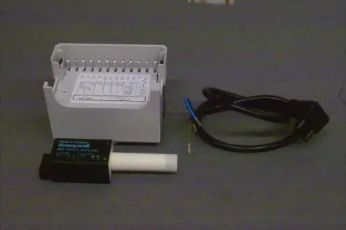 Set bestehend aus einem Steuergerät, Sensor und Verbindungskabel, geeignet für die Umrüstung von Feuerungsautomaten, hergestellt von Brötje.
