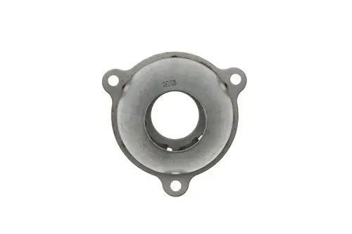 Brötje Leitdüse in runder Form, mit einem zentralen Loch, an den Seiten drei Befestigungslöcher. Oberfläche aus Metall, zeigt Gebrauchsspuren.