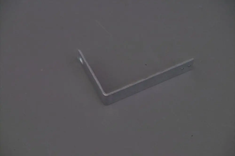 Metallischer Halter mit einem rechten Winkel und zwei Befestigungslöchern. Geeignet für Anwendungen in Heizungs- und Installationsbereichen, wie sie von Brötje verwendet werden.