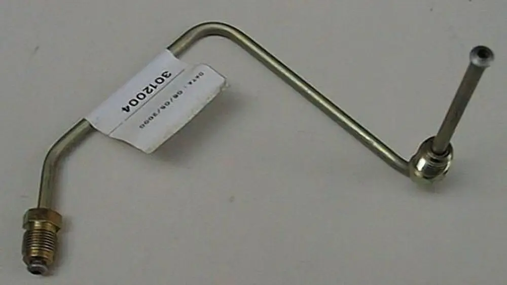 Brötje Druckrohr mit zwei Anschlüssen, einem gewinkelten und einem geraden Ende. Aus Metall mit einer geschwungenen Form. Verpackungslabel erkennbar.