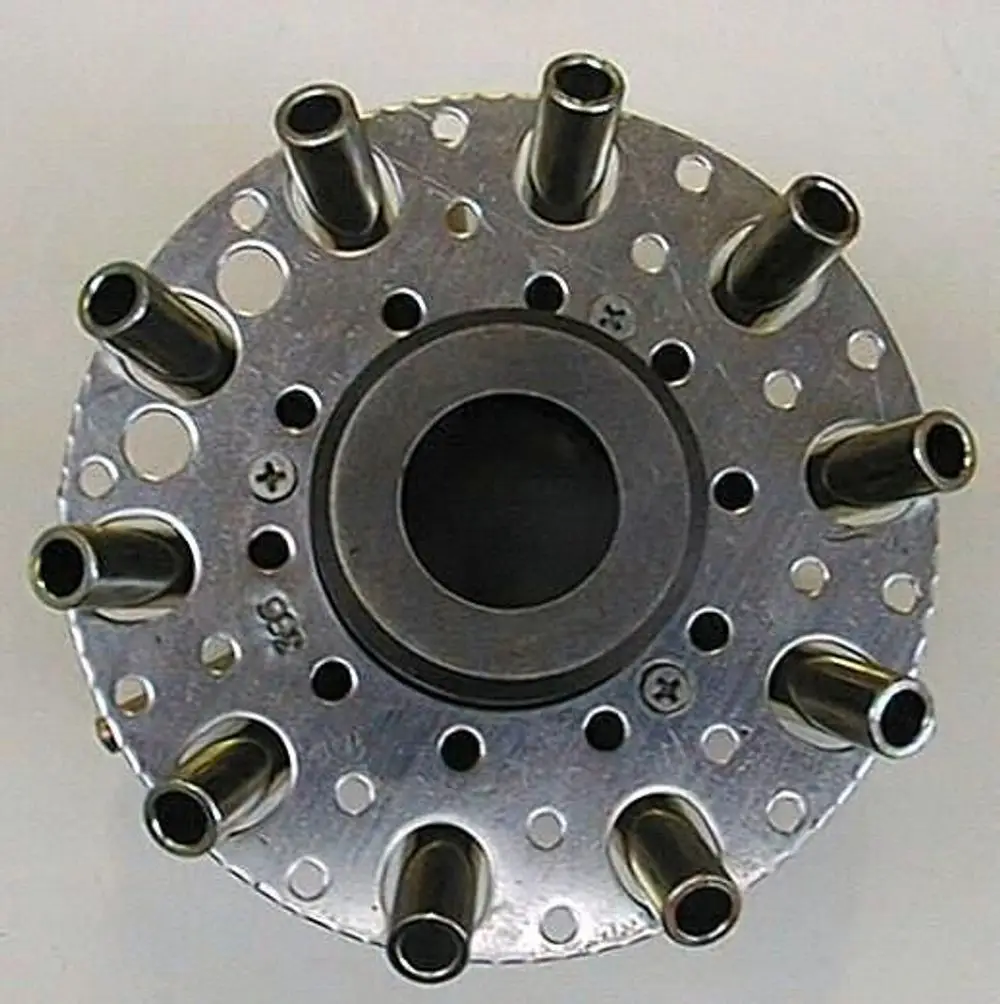 Gasverteiler von Brötje mit mehreren Anschlüssen und perforiertem Gehäuse. Sichtbare Bohrungen zur Befestigung und Verbindung.